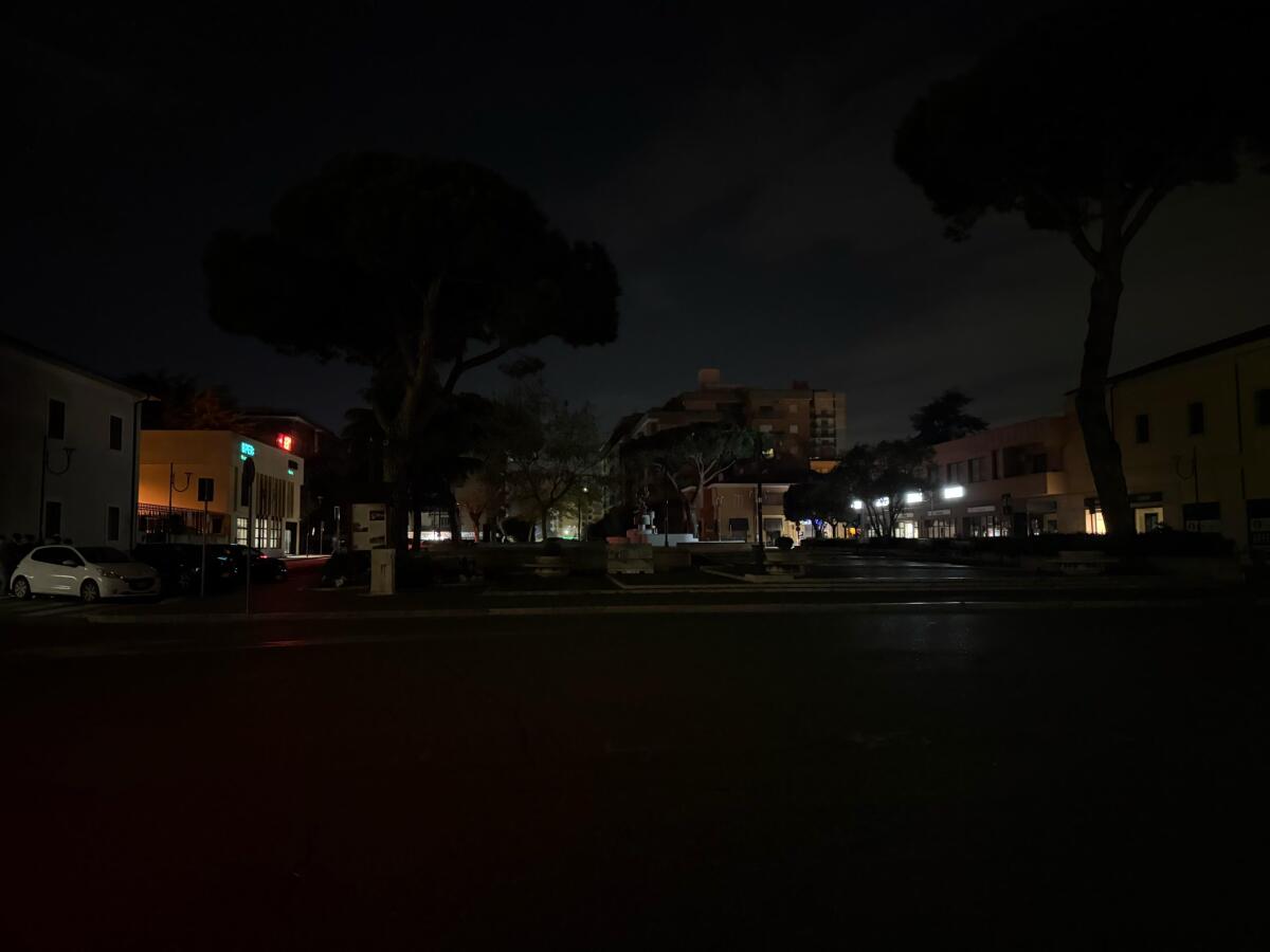 Piazza Roma e alcune vie del centro di Aprilia di nuovo al buio. Zingaretti del Pd: “soprattutto un problema di sicurezza, ma anche di immagine”. - 