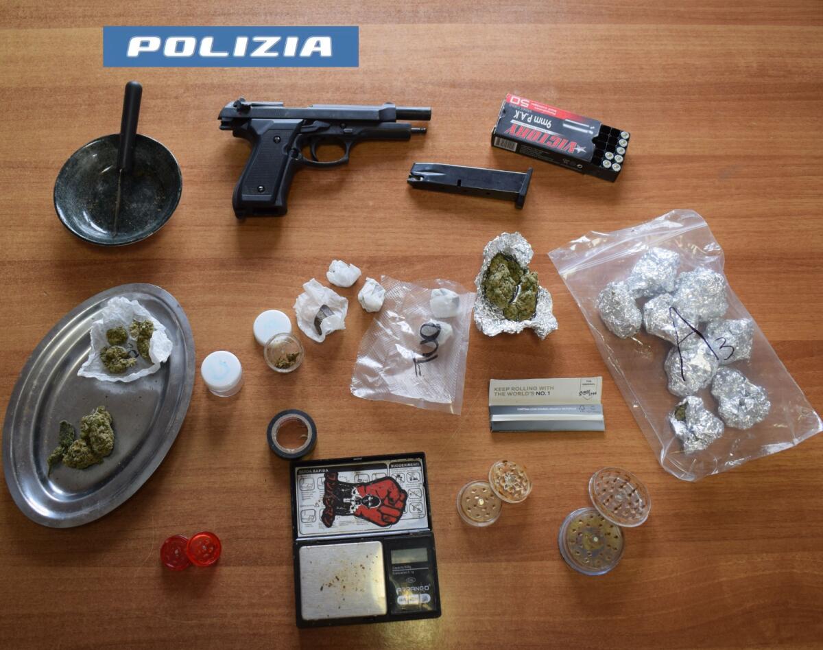 Pubblicavano video su Tik Tok, armeggiando un pistola: la Polizia fa irruzione in casa, a Cisterna, e trova la droga. - 