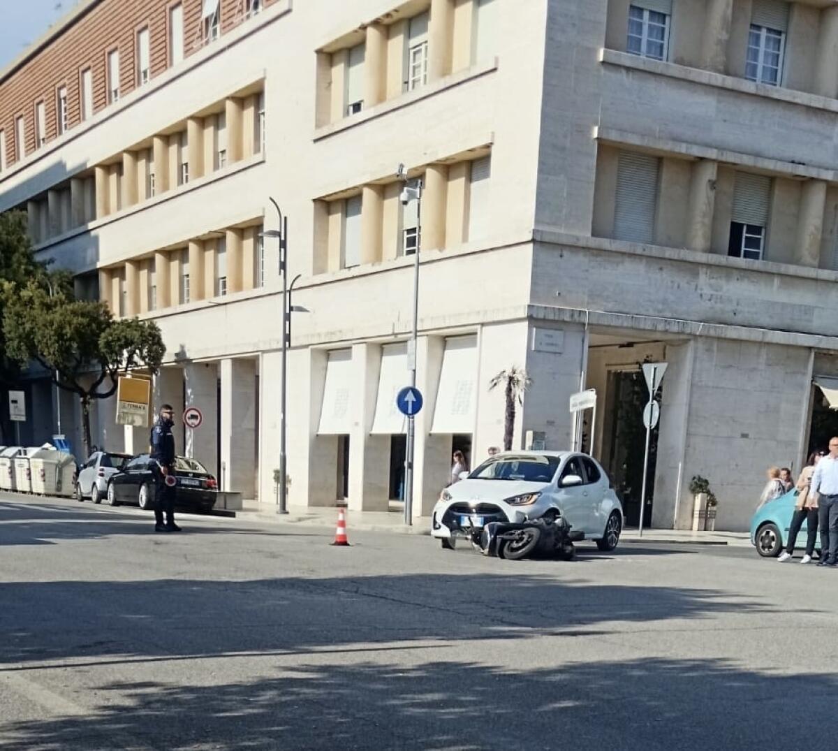 Incidente tra auto e scooter in piazza San Marco a Latina: 58enne rischia di perdere un piede - 