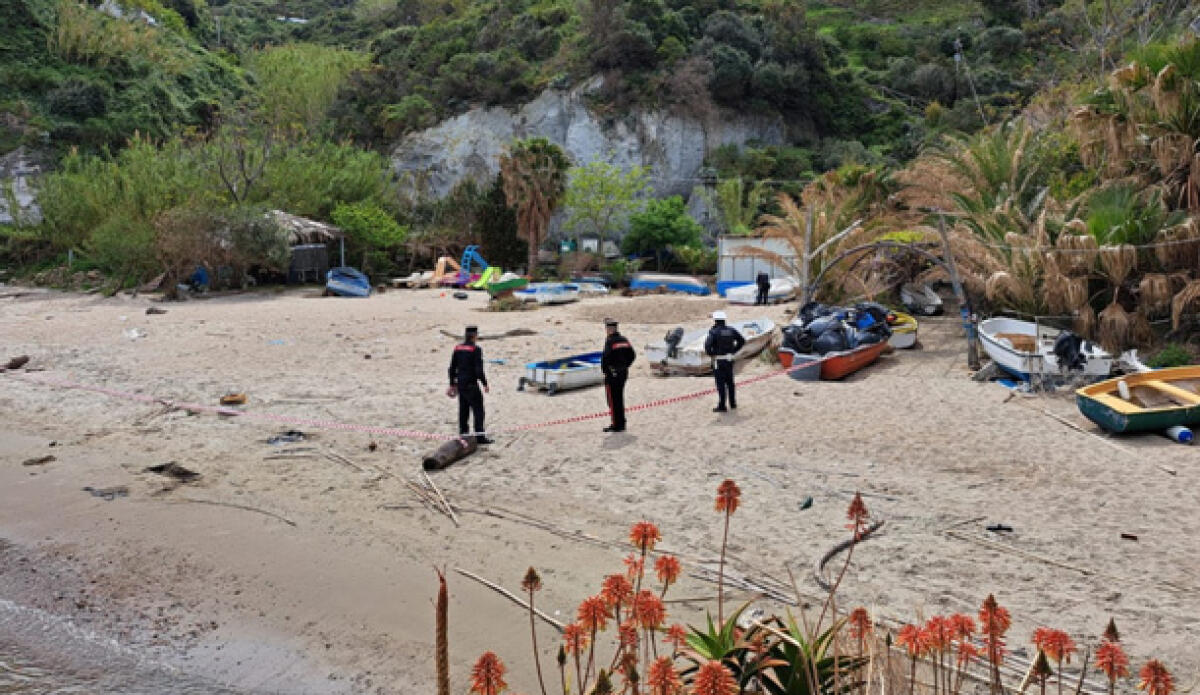 Abbandono incontrollato di rifiuti su una spiaggia a Ponza, scatta il sequestro - 