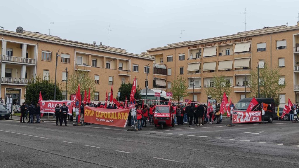 il presidio della Cgil in Piazza Buozzi, a Latina