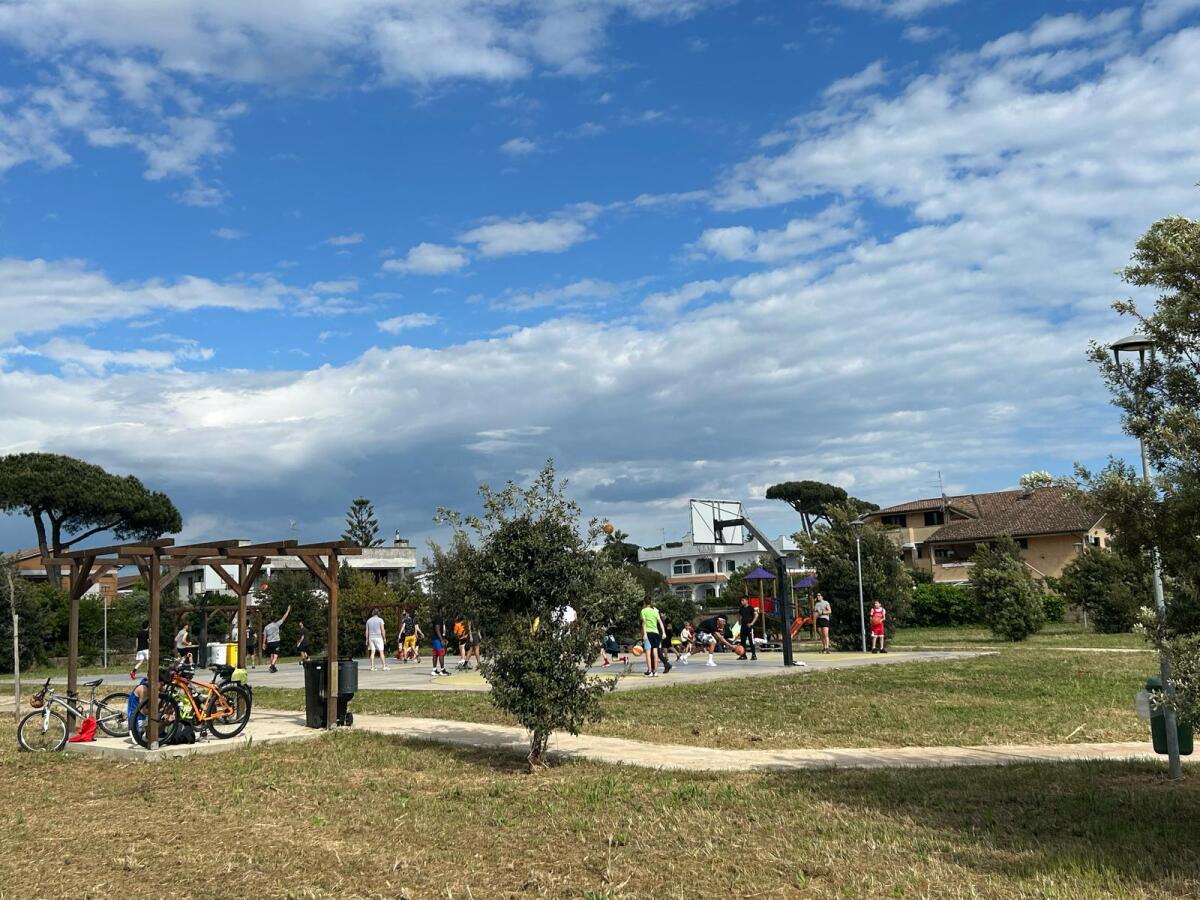 Dopo mesi di incuria e abbandono, sistemato il parco di via delle Bouganville a Lavinio. - 