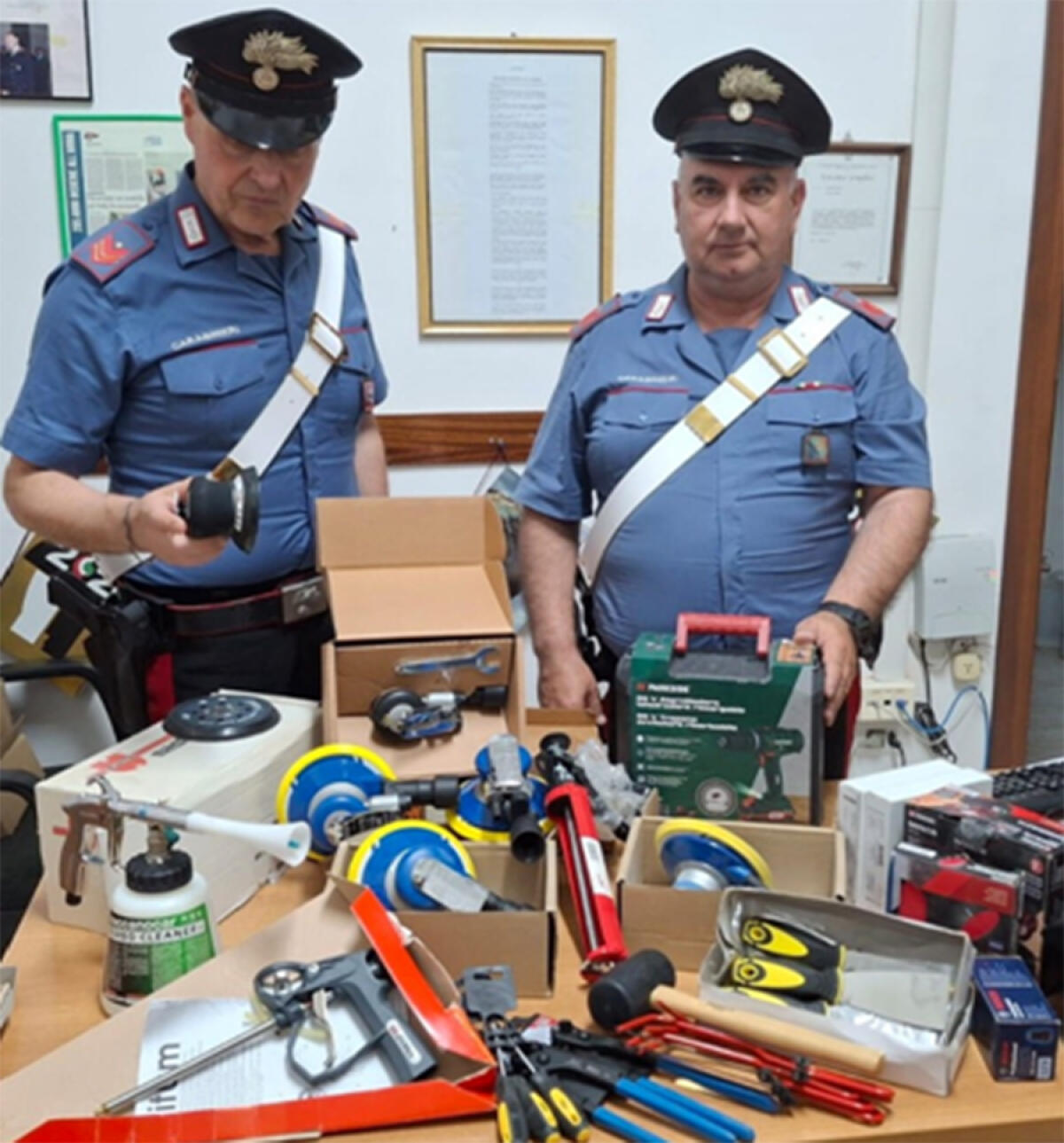 Sciacalli nel mobilificio sequestrato dopo l'incendio: 3 arresti a Latina - 