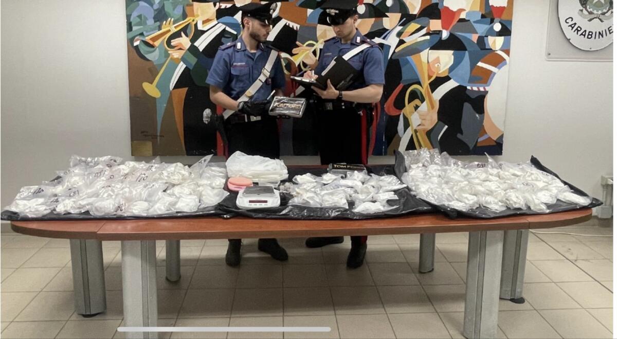 FERMATI AD APRILIA CON 15 CHILI DI COCAINA: IN ARRESTO MAMMA E FIGLIO - 