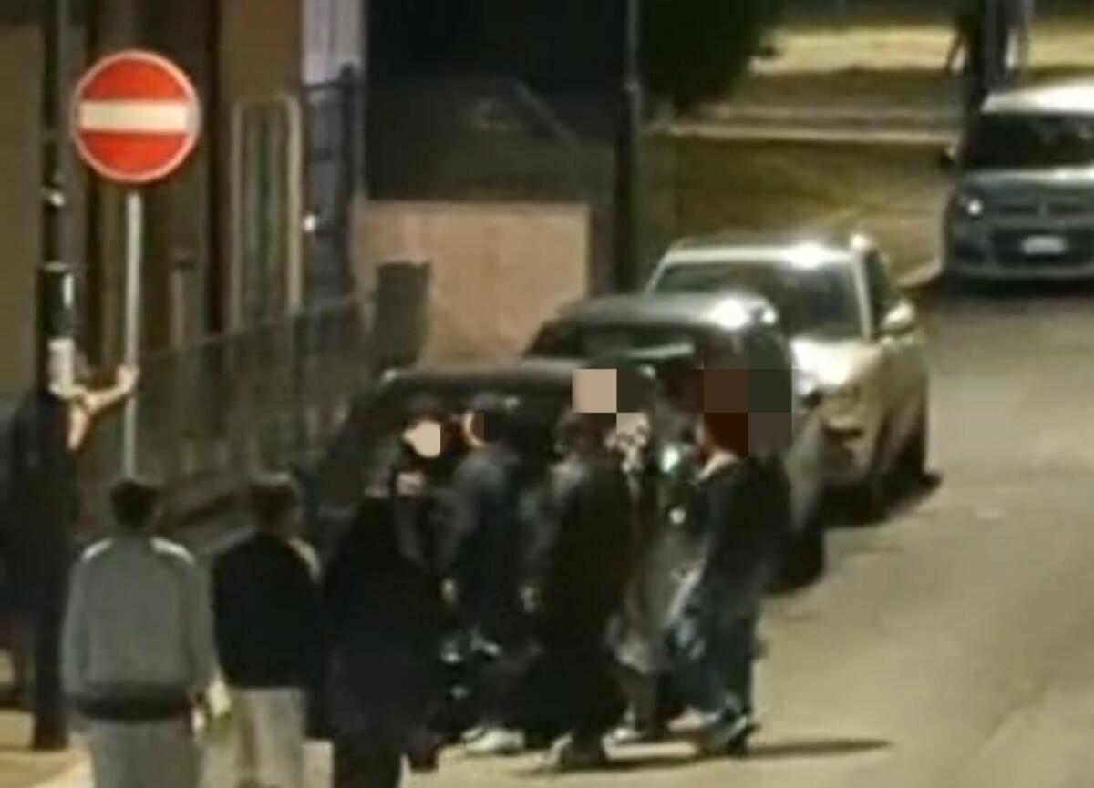 Di nuovo liti e disordini nella zona di via Calabria ad Aprilia, all'esterno di un pub. Tre pattuglie dei Carabinieri piombano sul posto. - 