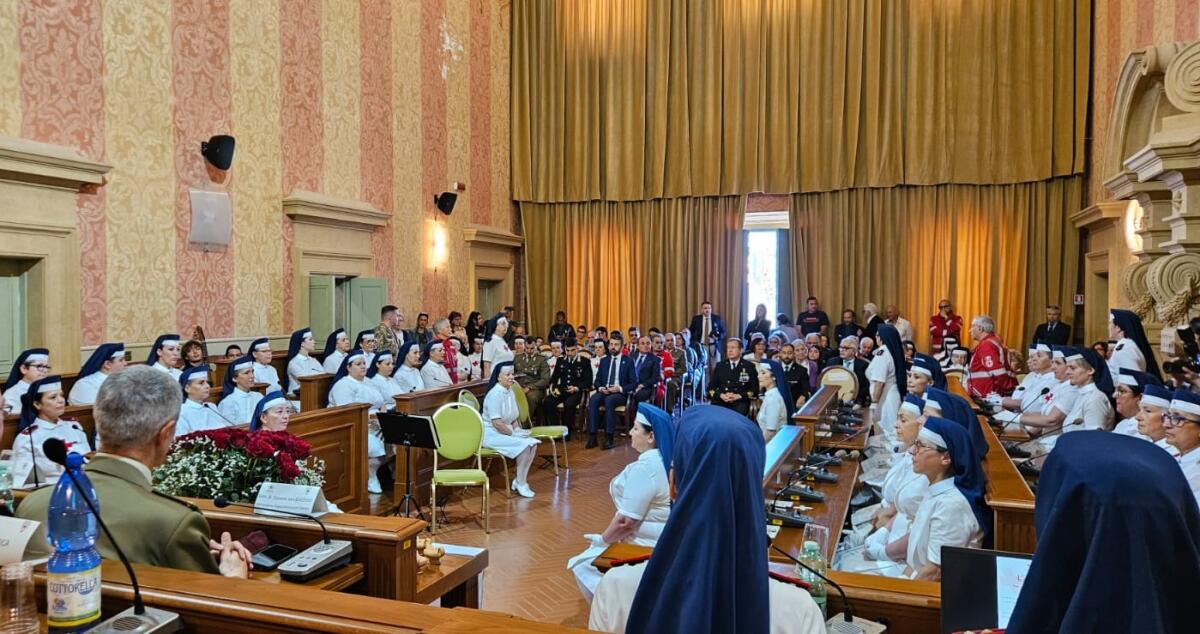 Anzio Celebra le Infermiere Volontarie della Croce Rossa con la Cerimonia della Lampada - 