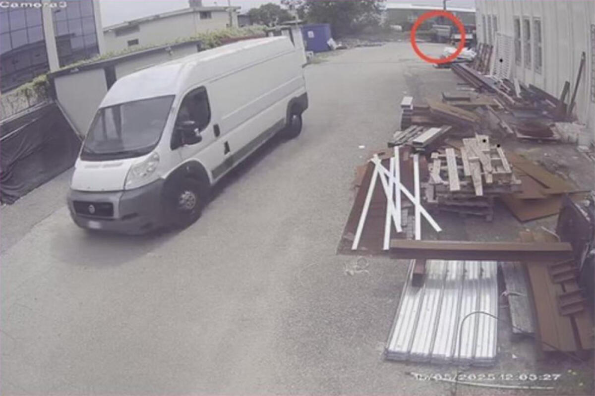 Ladri in azione in un’azienda di Aprilia, le telecamere immortalano tutta la scena e il furgone in fuga. - 