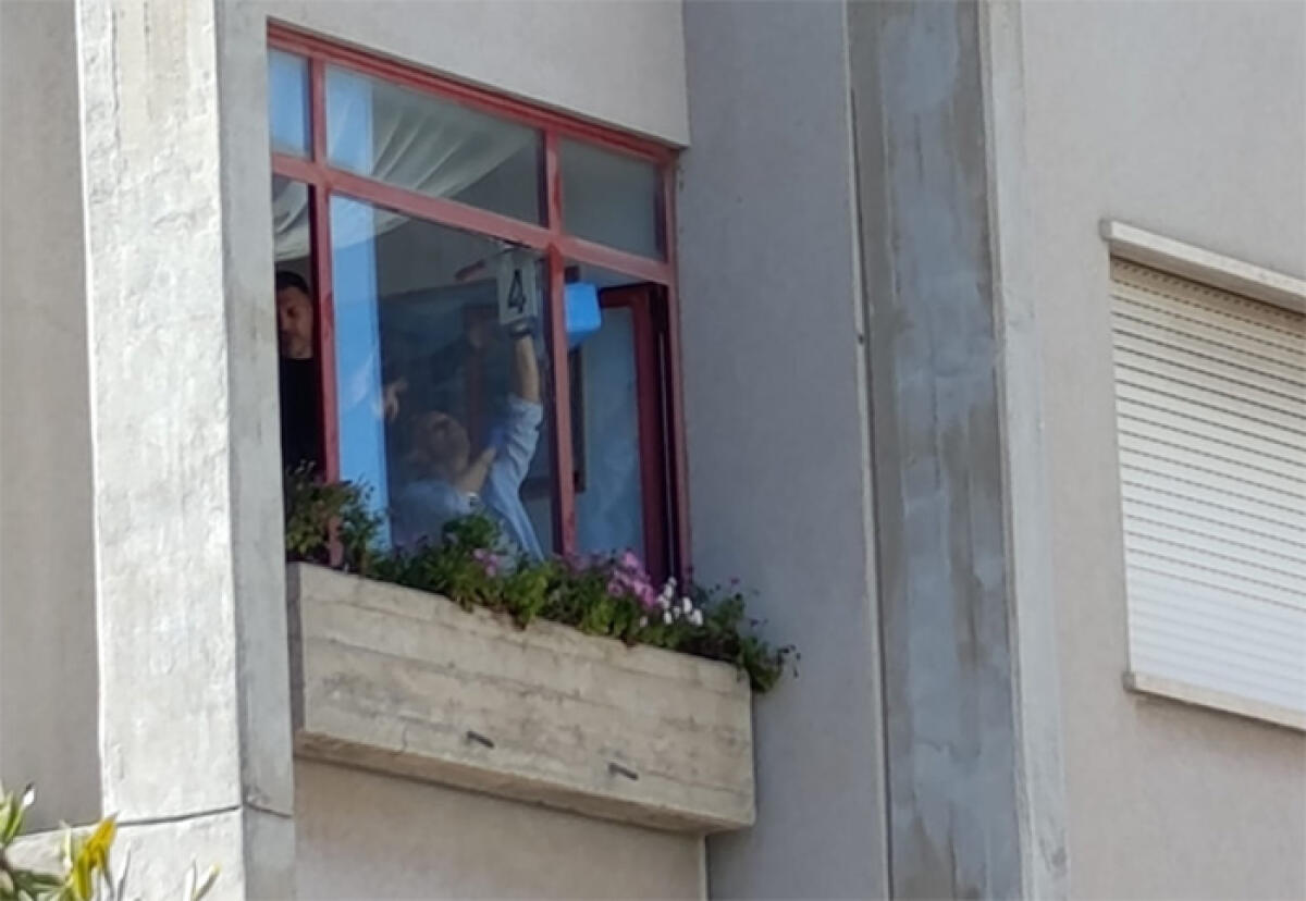 Spari contro una palazzina in via Guido Rossa, ad Aprilia. Repertati 7 bossoli, un colpo contro la finestra. - 