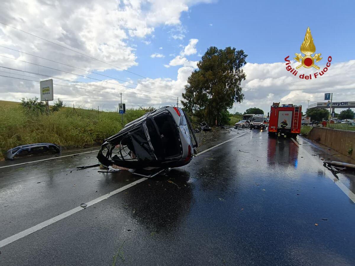Mortale sull'Ardeatina, auto si schianta contro un albero. Un deceduto e 4 feriti gravi. Sul posto i vigili del fuoco di Pomezia. - 