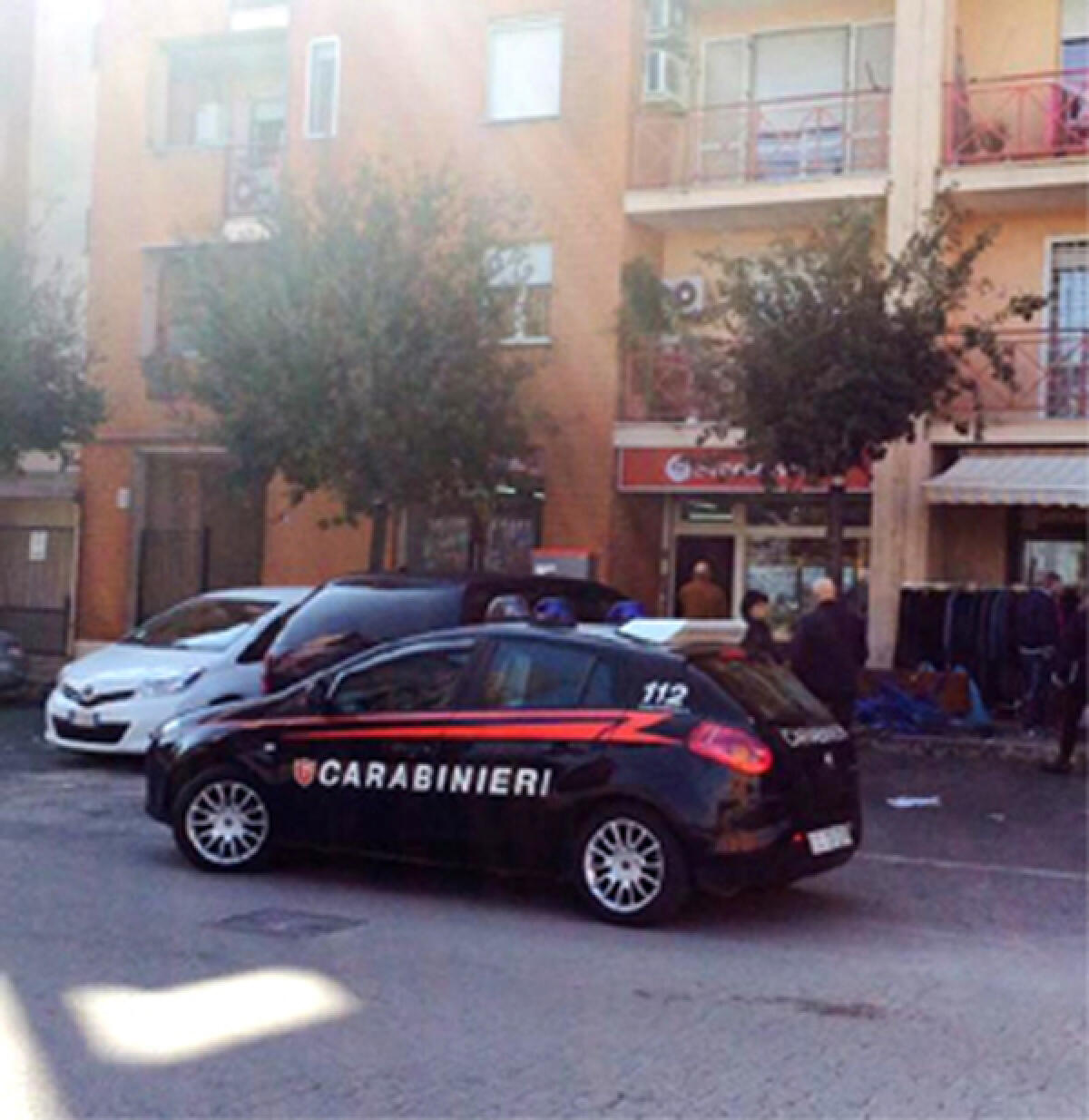 Aprilia - Spari in zona Toscanini, crivellato un portone: recuperati 6 bossoli e un'ogiva - 