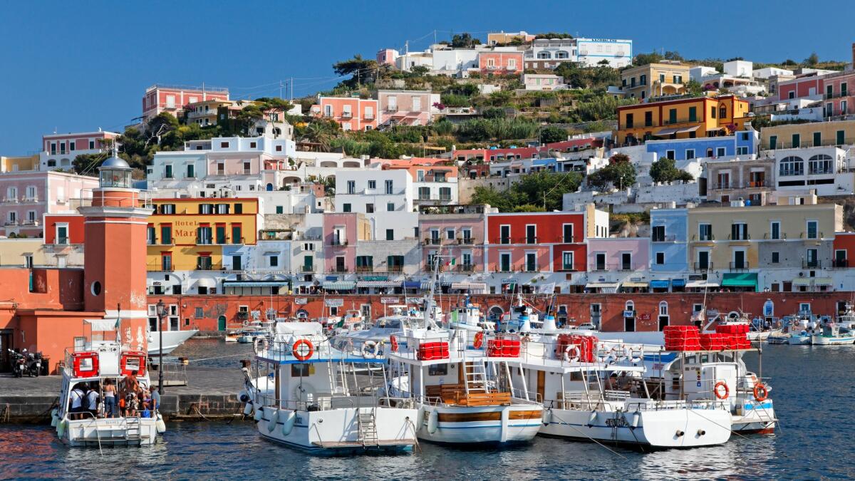 Bus di linea a Ponza devia il percorso per recuperare un gruppo di giornalisti, chiamati a promuovere l’isola. Scoppia il caso. - 