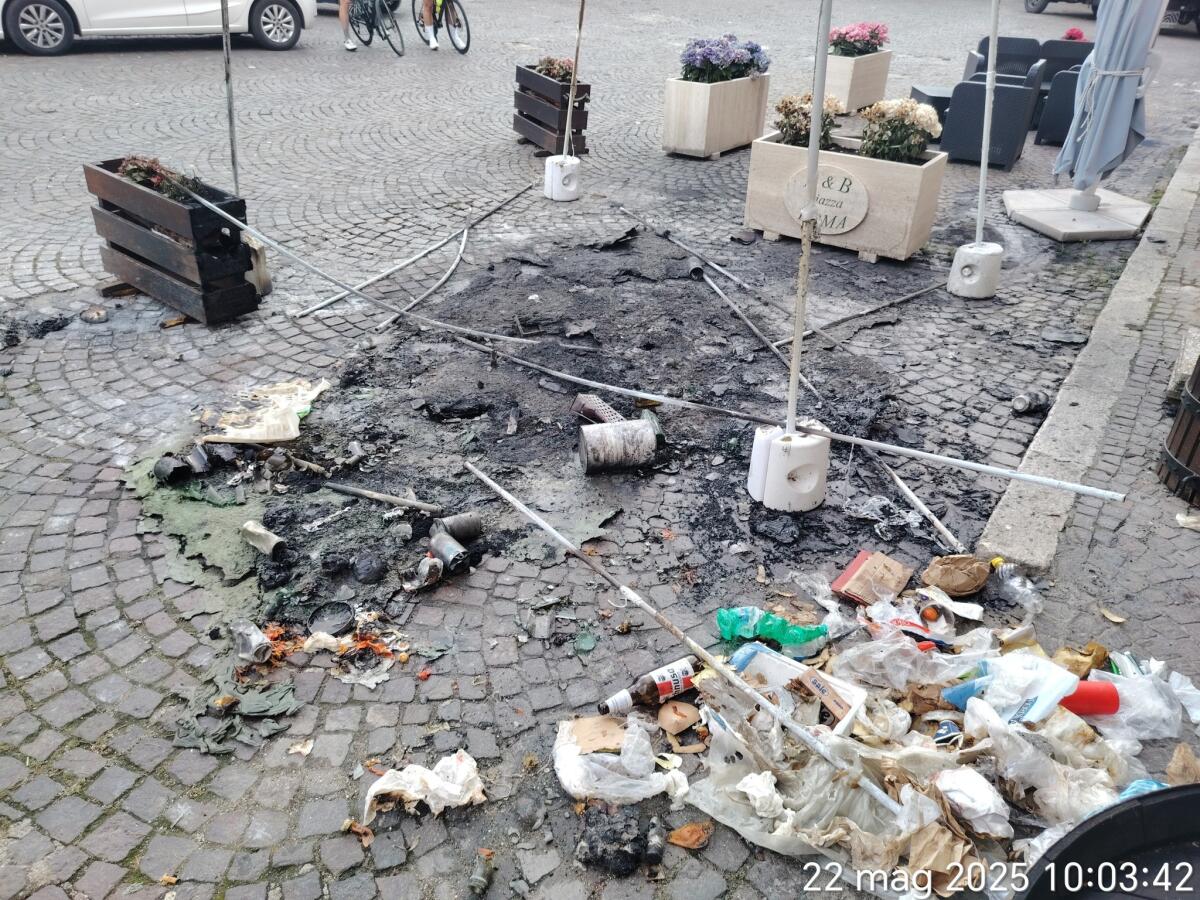 Incendiato nella notte il gazebo di una pizzeria nel pieno centro di Norma - 