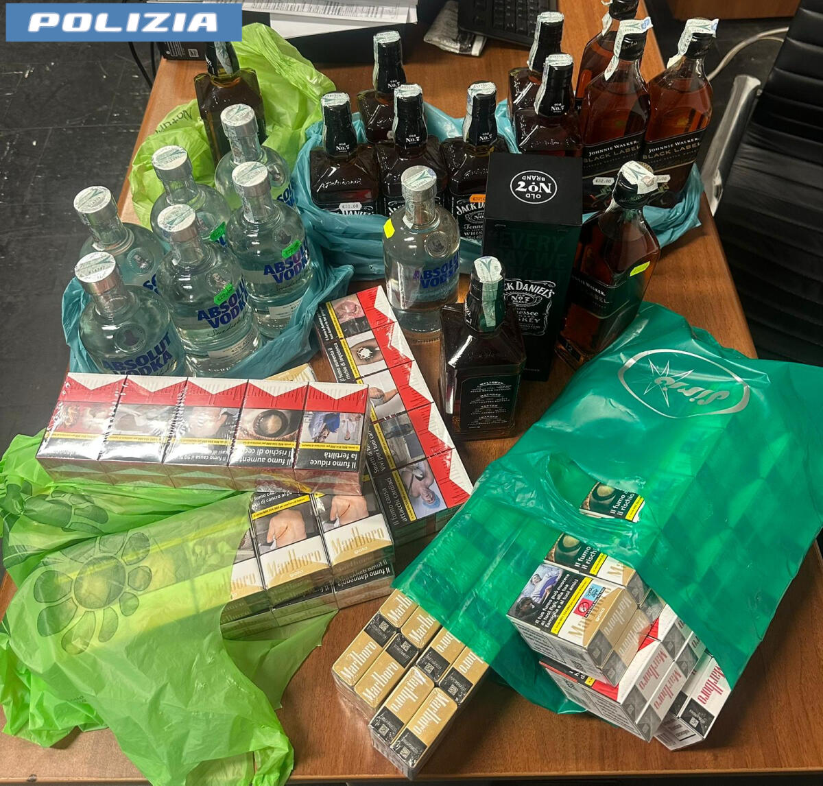 Monete a terra come esca per il furto, poi lo shopping con la carta di credito rubata. In manette il “ladro del parcheggio”. - 