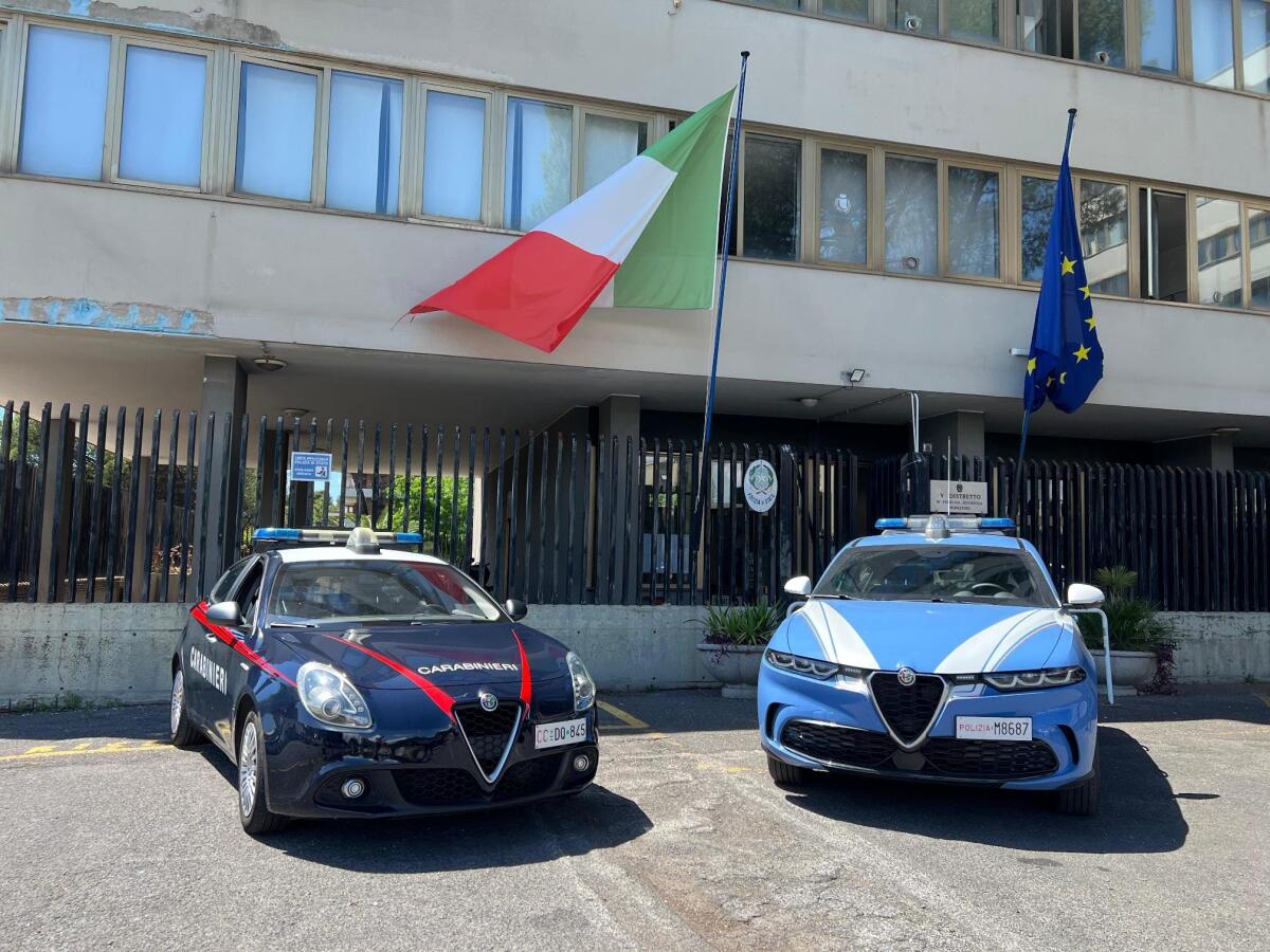 Con finti annunci a luci rosse adescavano uomini per rapinarli: 3 arresti - 