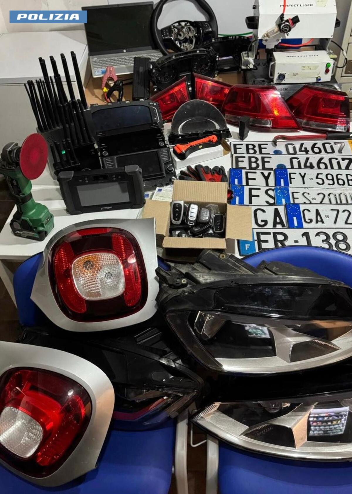 Lavoravano targhe falsificate per ripulire le auto rubate. Due professionisti nell’arte del riciclaggio delle quattroruote in manette. - 