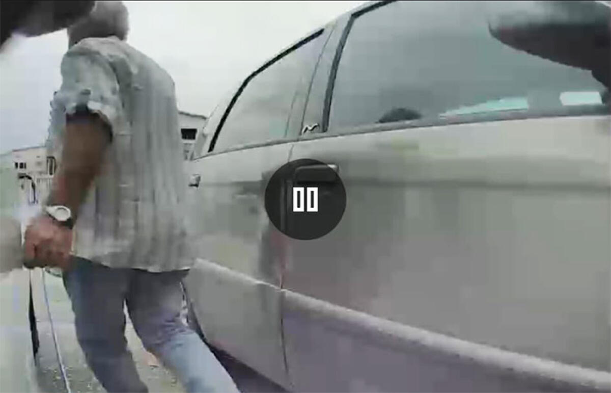 Anziano riga le auto in sosta alla stazione di Aprilia. Una videocamera lo immortala. - 