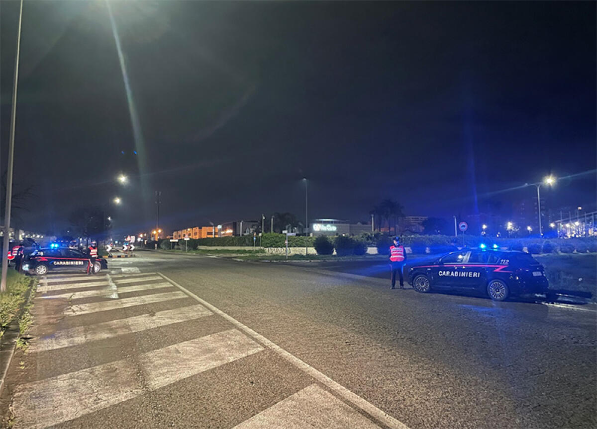 Inseguito dai Carabinieri di Aprilia, a bordo di uno scooter rubato, sperona l’auto dei militari e poi finisce a terra. - 