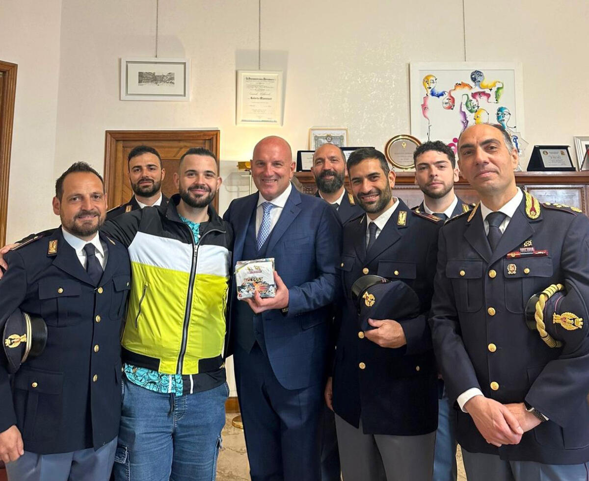 Derubato al Romics, Cicciogamer89 in Questura per ringraziare la Polizia - 