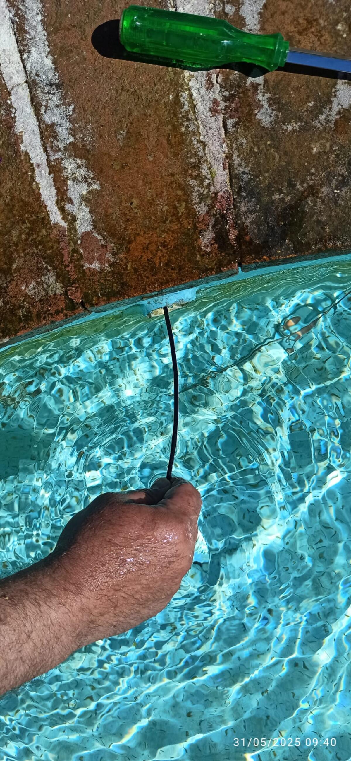 Aprilia - Largo delle Rose, i volontari ripuliscono lo scarico dell'acqua - 