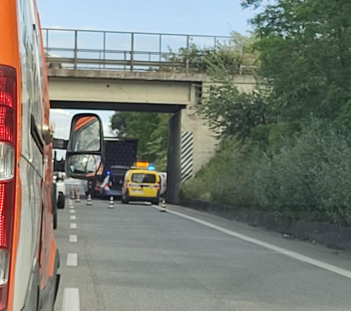 Auto si ribalta sulla Pontina, lunghe code verso Latina - 