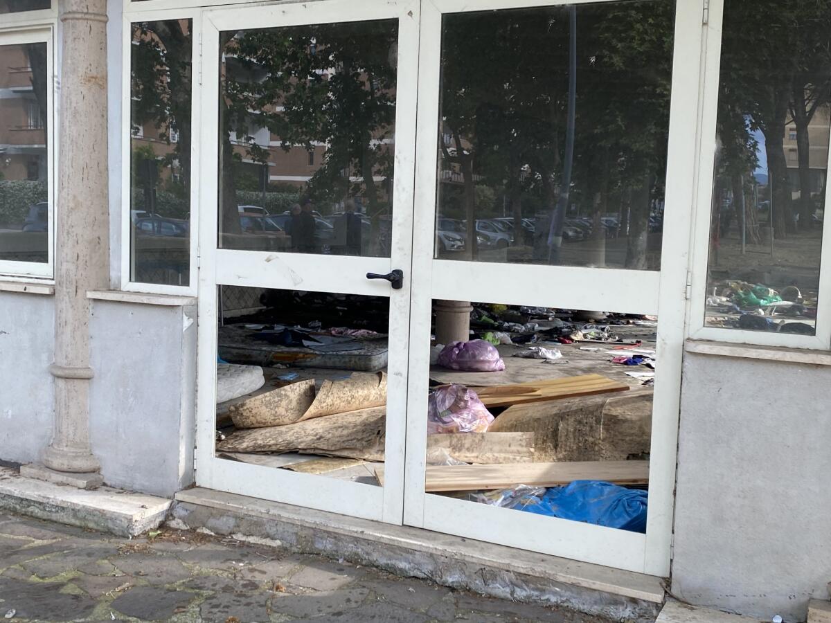 Aprilia - Beni confiscati, il bar di via dei Mille pericoloso e nel degrado: sarà demolito (ma quando?) FOTO - 