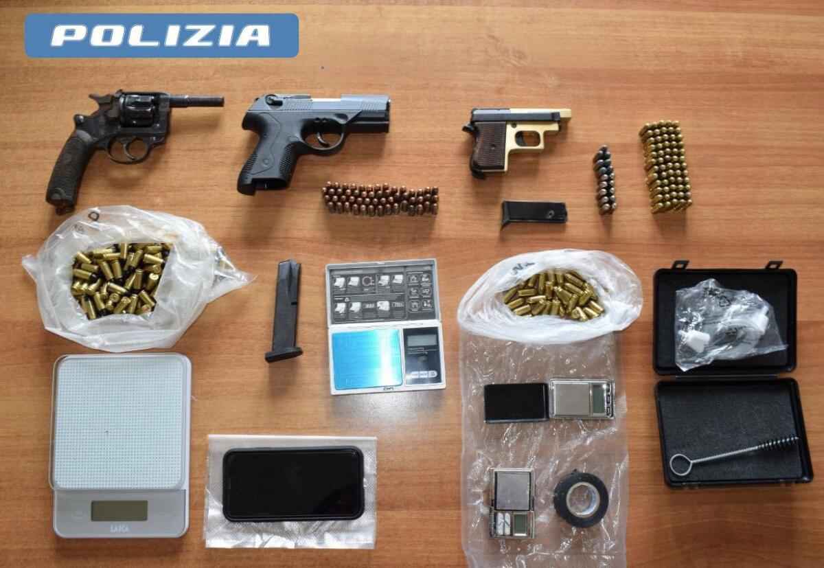 Pluripregiudicato fermato in auto, a Cisterna, con 3 pistole, munizioni, pasta di cocaina e denaro contante. - 