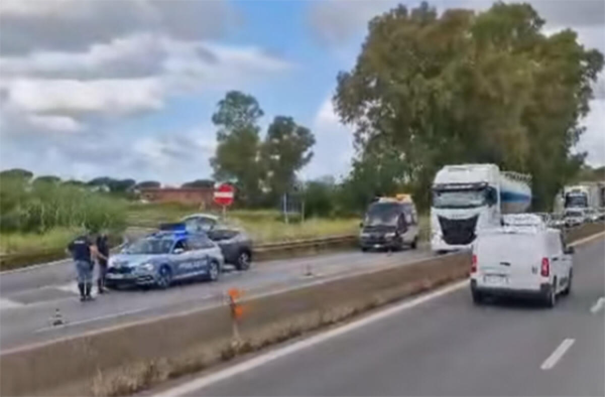 Camion in corsa sulla Pontina, ad Aprilia, tranciano un cavo telefonico: ferito un autotrasportatore. Il bilancio poteva essere drammatico. - 