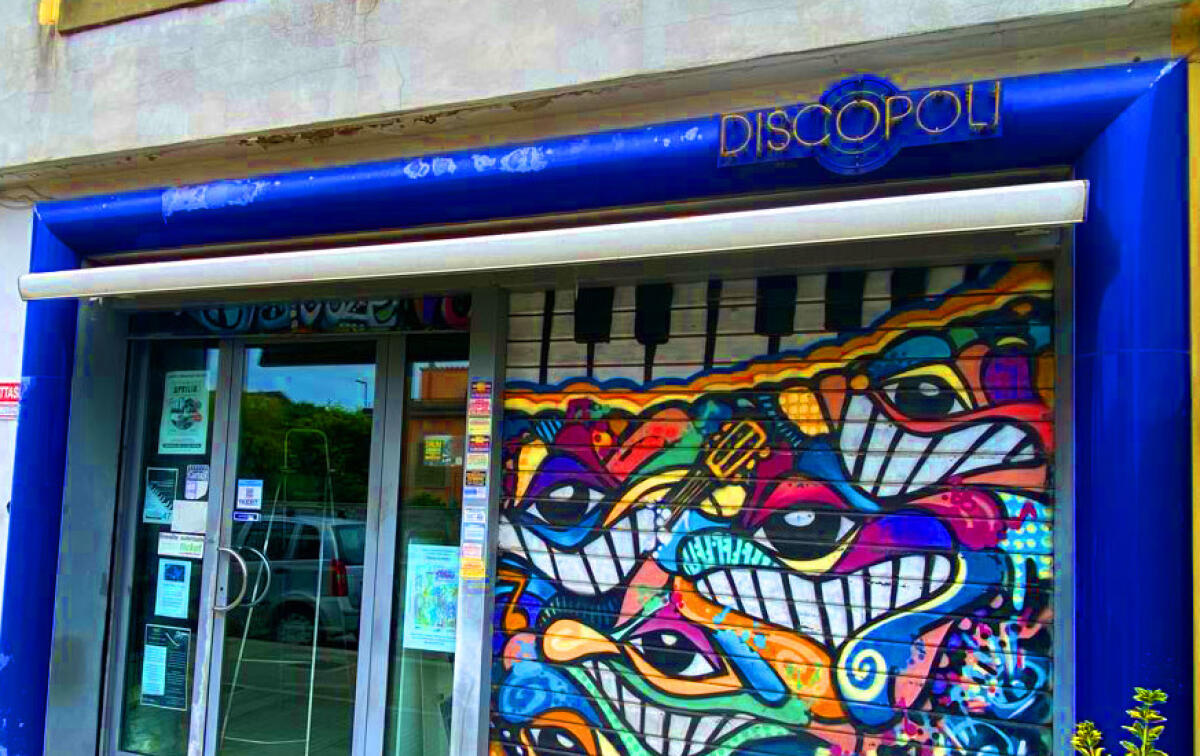 Chiude lo storico "Discopoli" di Aprilia, il piccolo negozio dove la musica era la grande protagonista - 