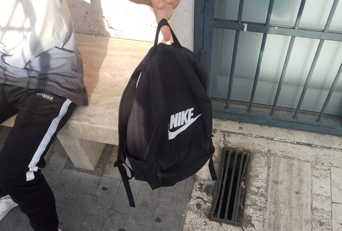 Aprilia - Rubato lo zaino a una 13enne, dentro la tesina per gli esami. L'appello del papà: "Aiutateci a ritrovarlo" - 