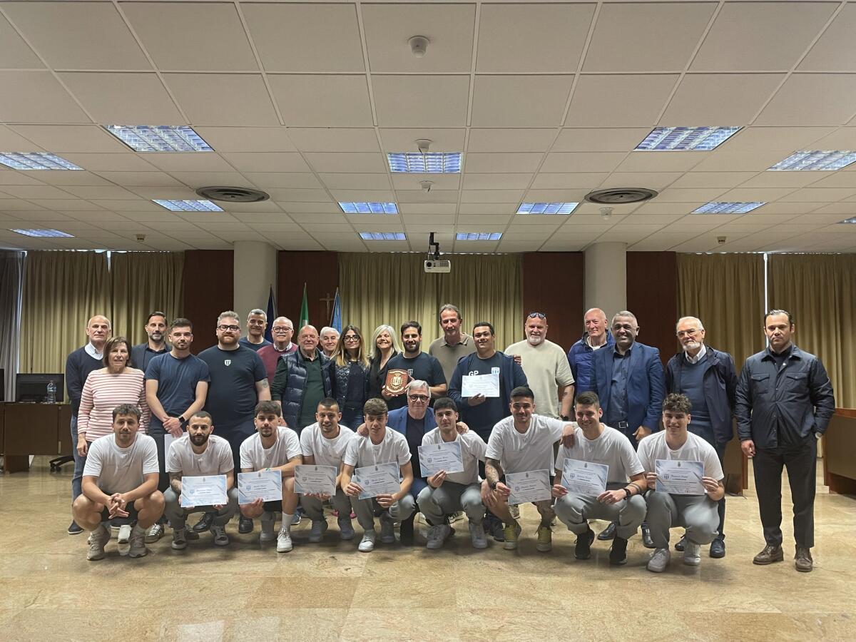Il Cisterna Calcio promosso alla categoria superiore.  Giocatori e staff ricevuti dal Sindaco Mantini. - 