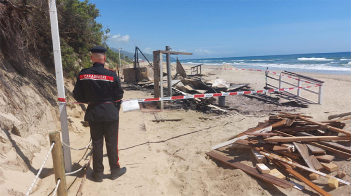 Chiosco in allestimento in fiamme sul lungomare di Fondi. Indagano i Carabinieri. - 