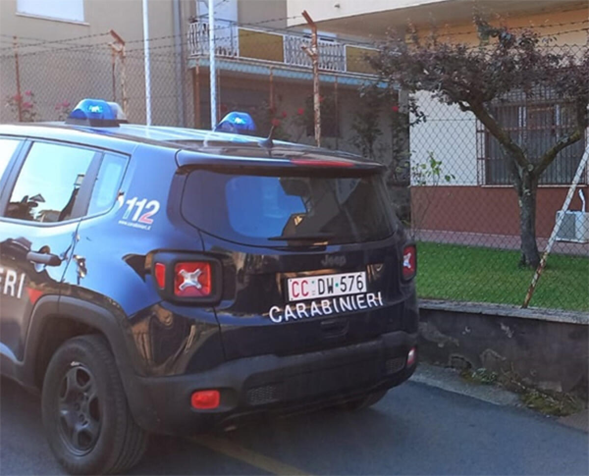 Vogliono alcolici senza pagare, aggrediscono il negoziante: 2 denunce - 