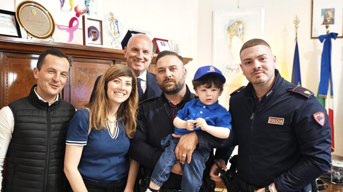 La Polizia salva dalle fiamme Tommy, un bimbo di 18 mesi. I familiari ricevuti dal Questore di Roma assieme ai suoi “angeli in divisa”. - 