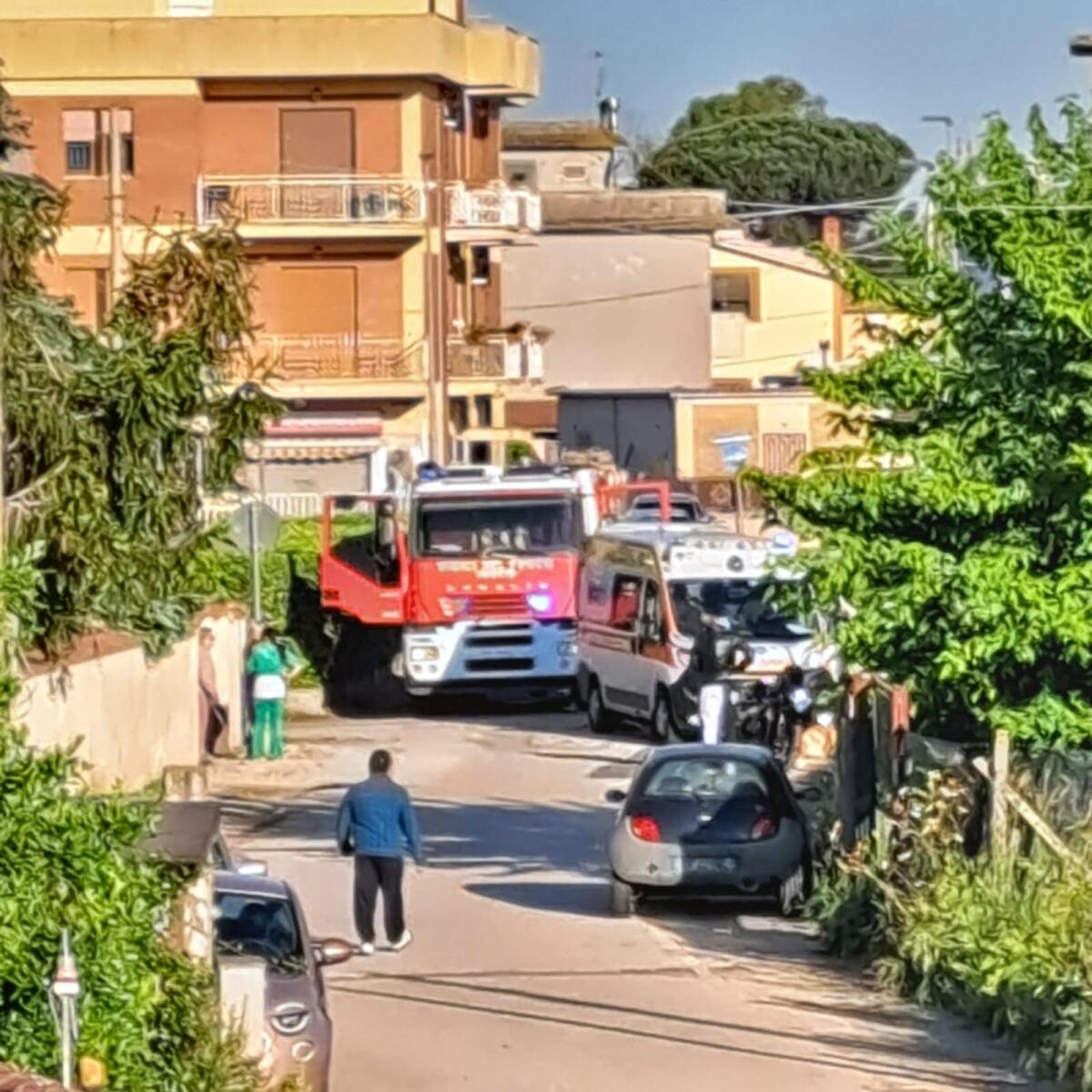 Auto fuori strada a Campo di Carne, ad Aprilia. Sul posto 118, Carabinieri e Vigili del Fuoco. - 