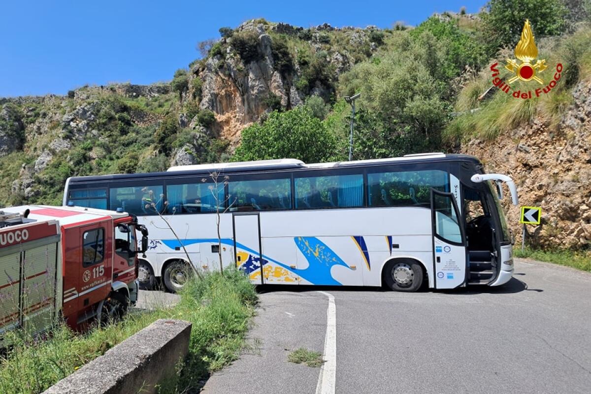 Pullman incastrato tra i tornanti della via Ninfina, a Norma. Tutti gli occupanti illesi. - 