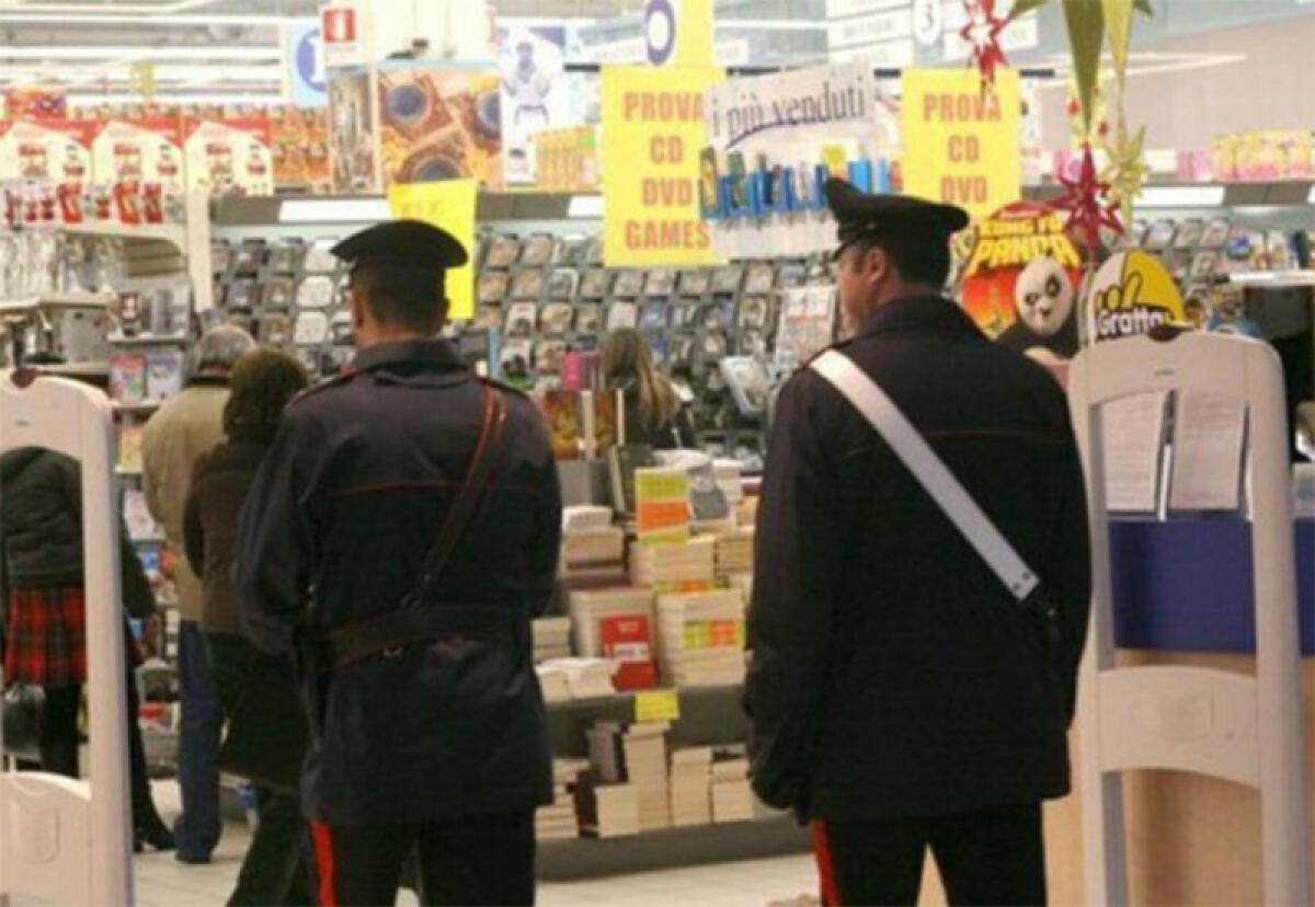 Rubano birre da un supermercato ad Aprilia, intervengono i carabinieri - 