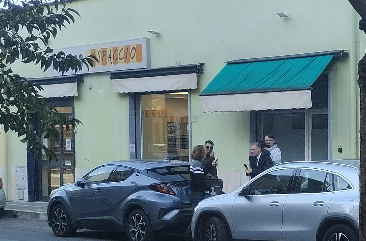 le iene ad Aprilia, nel punto vendita di via Marconi