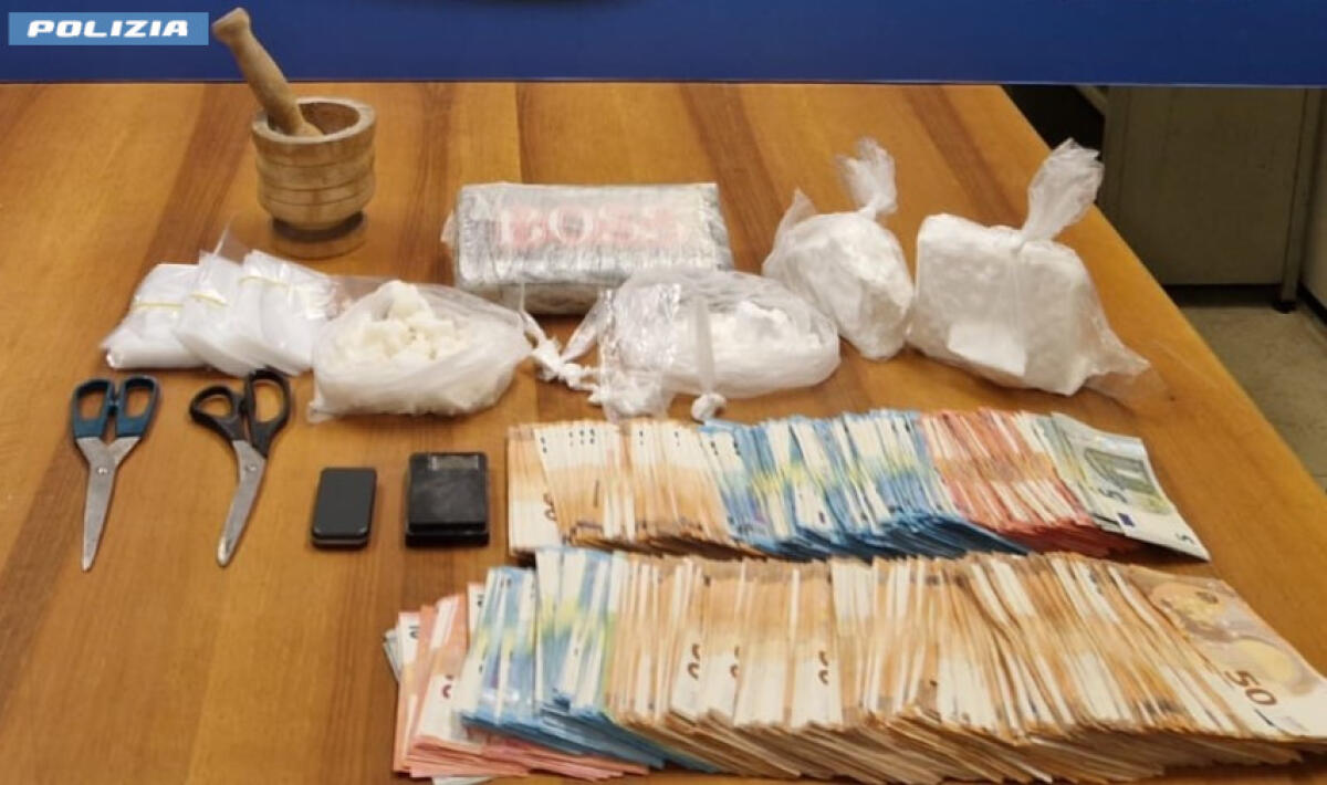 Scacco a gruppo narcos nella periferia romana. Stoccavano cocaina e preparavano crack in un appartamento - 