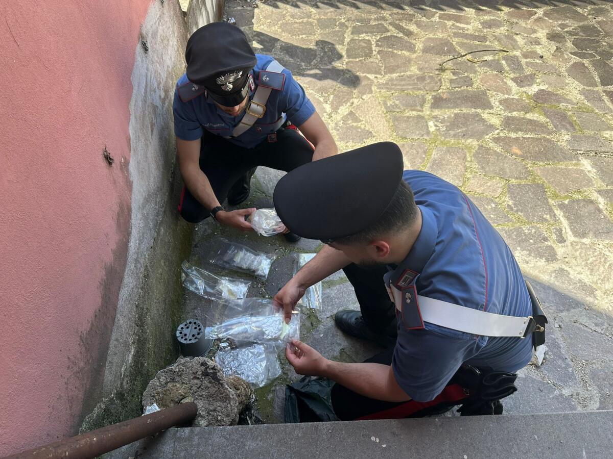 Traffico di droga: 4 arresti alla periferia della Capitale. Sotto sequestro centinaia di dosi di cocaina, crack e hashish. - 
