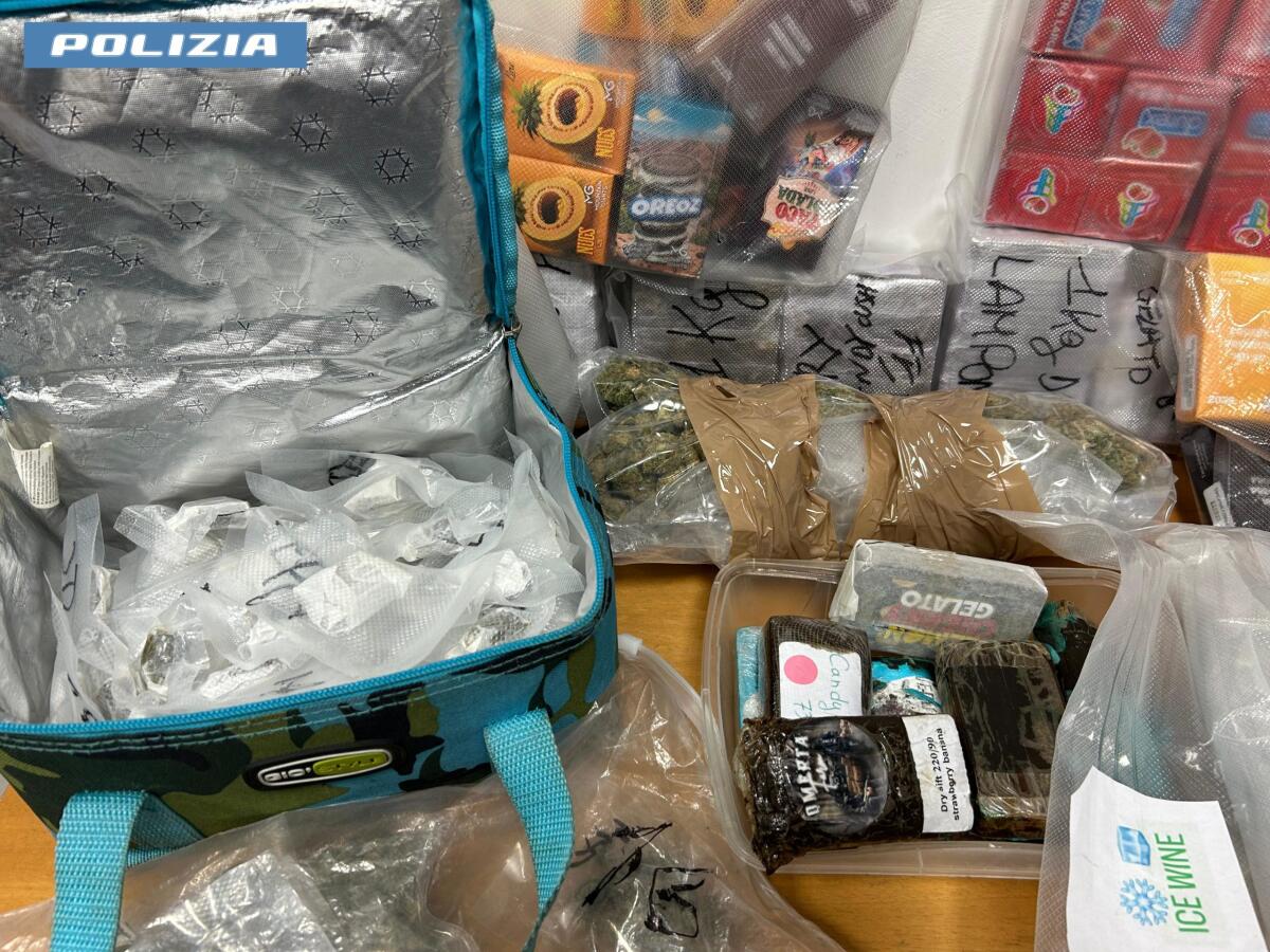 Hashish, marijuana e sigarette elettroniche in frigo e nel salotto dove giocava una bimba. - 