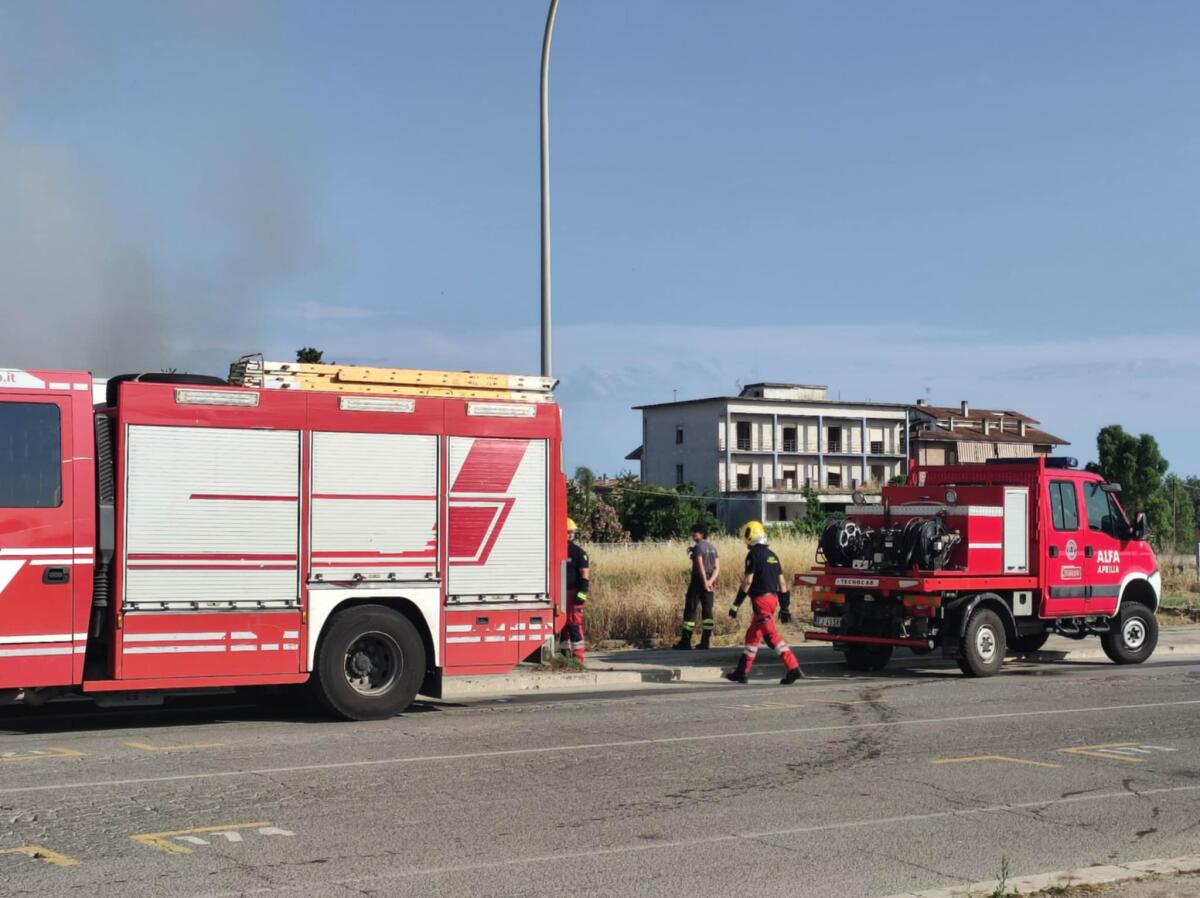 Aprilia - Incendio in via La Malfa: sterpaglie a fuoco, fumo sulla strada - 