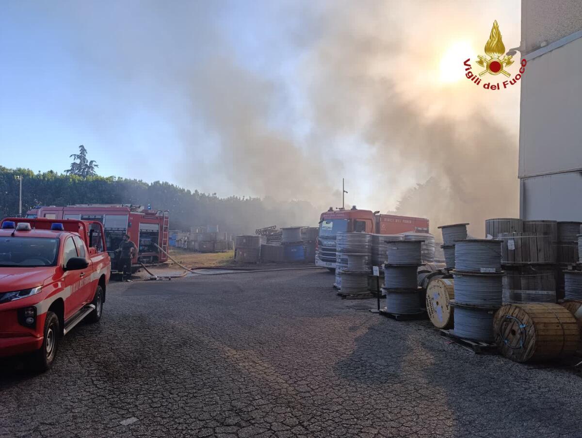 Incendio a Santa Palomba, il Comune di Albano: "Tenete ancora le finestre chiuse" - 