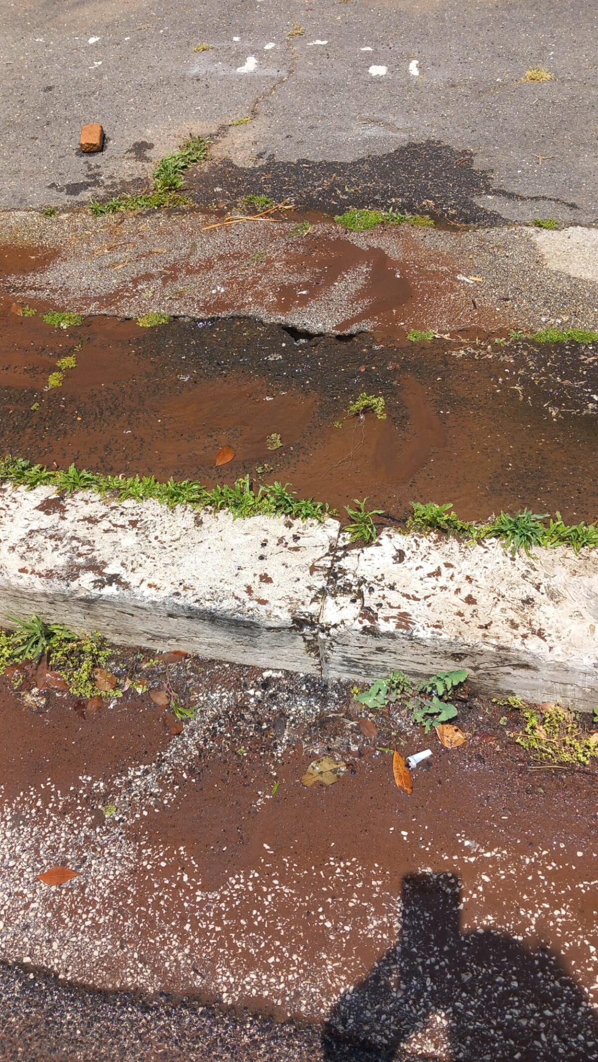 Guasto alla rete idrica, ad Aprilia in via 4 Novembre da giorni i residenti alle prese con una perdita d’acqua in strada. - 