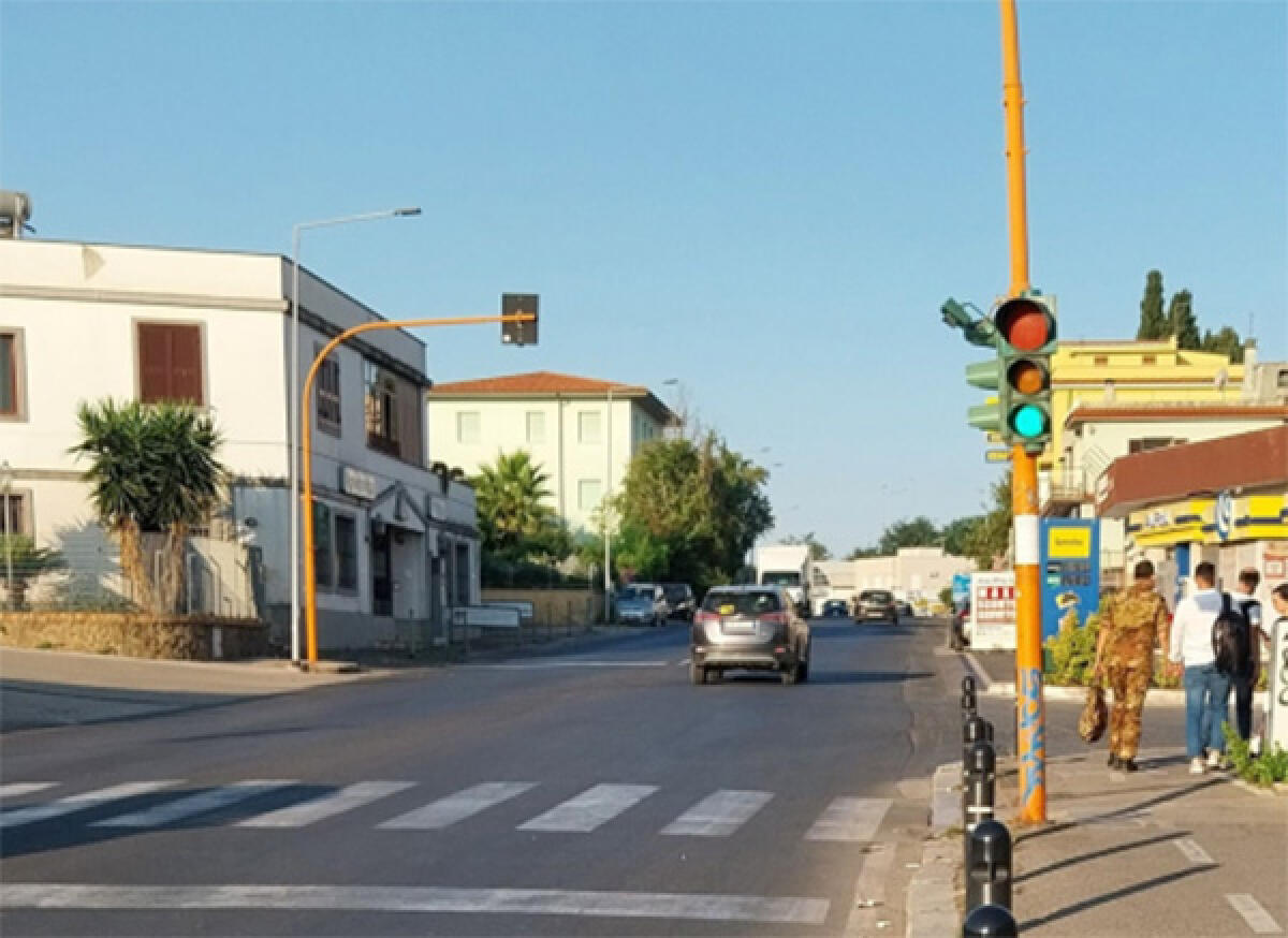Dopo mesi ad Aprilia torna a funzionare il semaforo della stazione, sulla Nettunense. - 