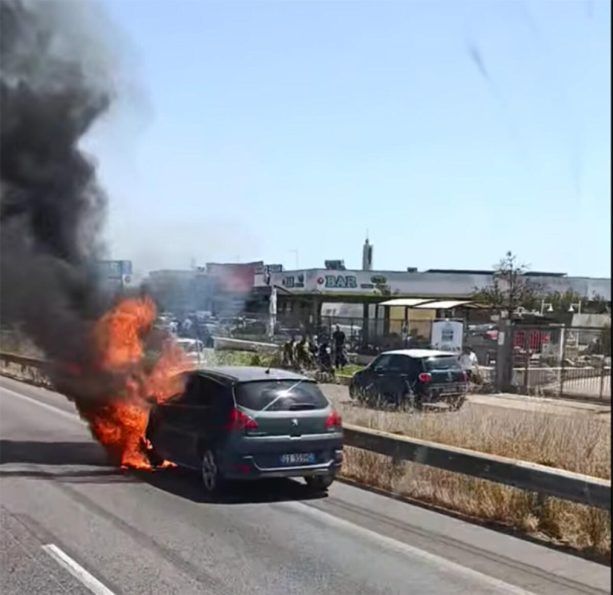 AUTO A FUOCO SULLA PONTINA AD APRILIA - 