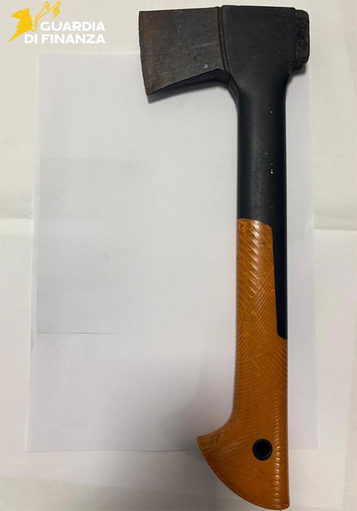 Di notte in auto sul lido di Latina armato di un’ascia. - 