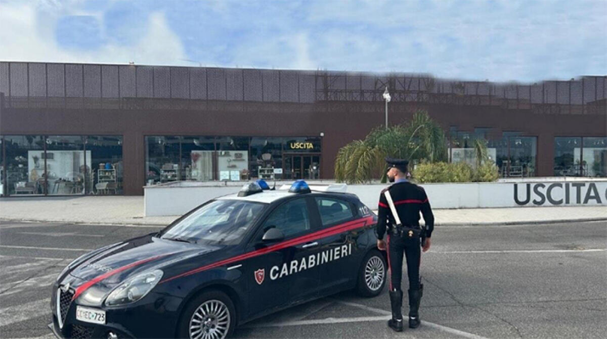 Aprilia, tenta di fuggire dal centro commerciale con dei capi d’abbigliamento rubati, braccato dai Carabinieri. - 