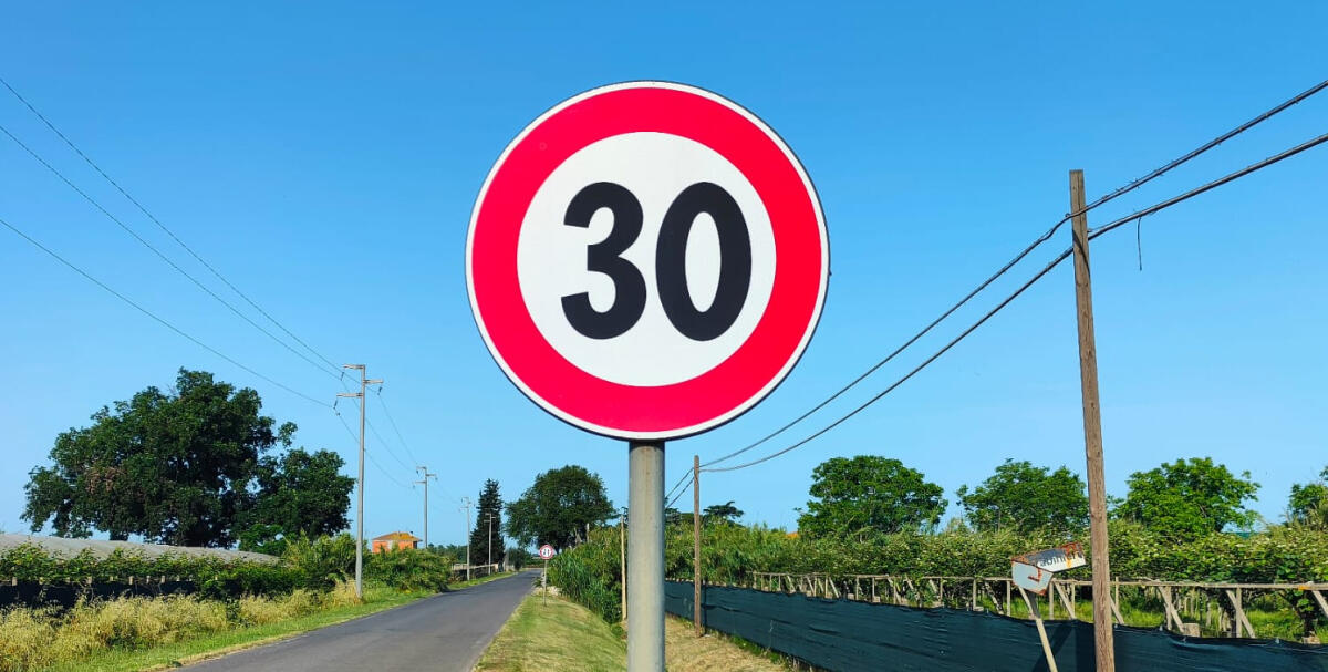 Aprilia - Segnaletica dimenticata sul ponte di via Mediana a Campoverde, Ragusa: "Crea confusione" - 