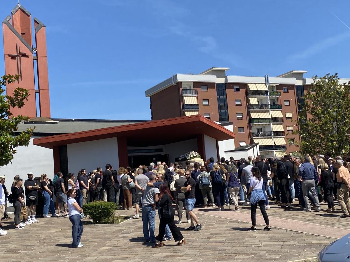 Aprilia saluta chef Francesca, in tantissimi nella chiesa dei Santi Pietro e Paolo - 