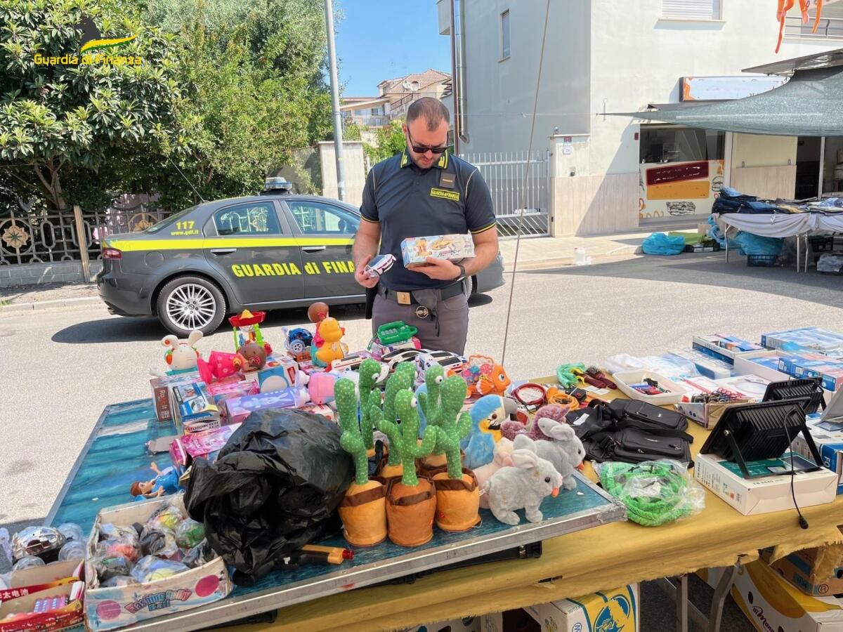 Giocattoli pericolosi e contraffatti a Latina, sequestrati 8mila pezzi - 